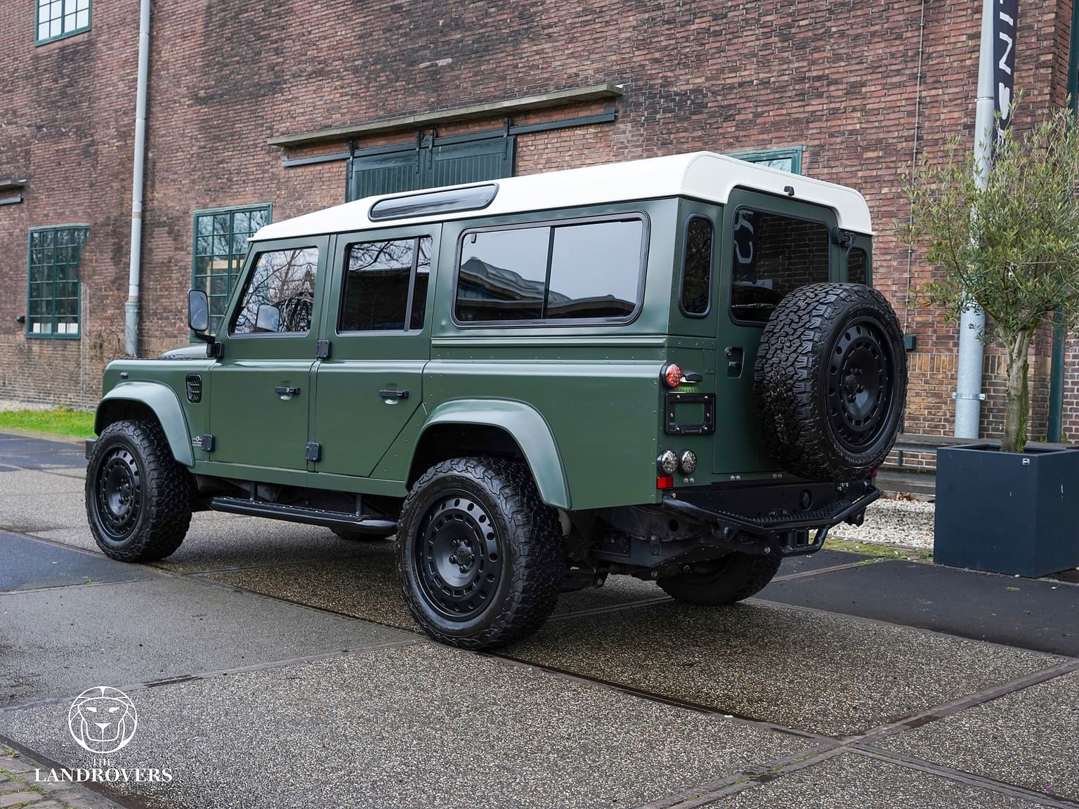 electric custom defender - Landrover restomod- usa defender