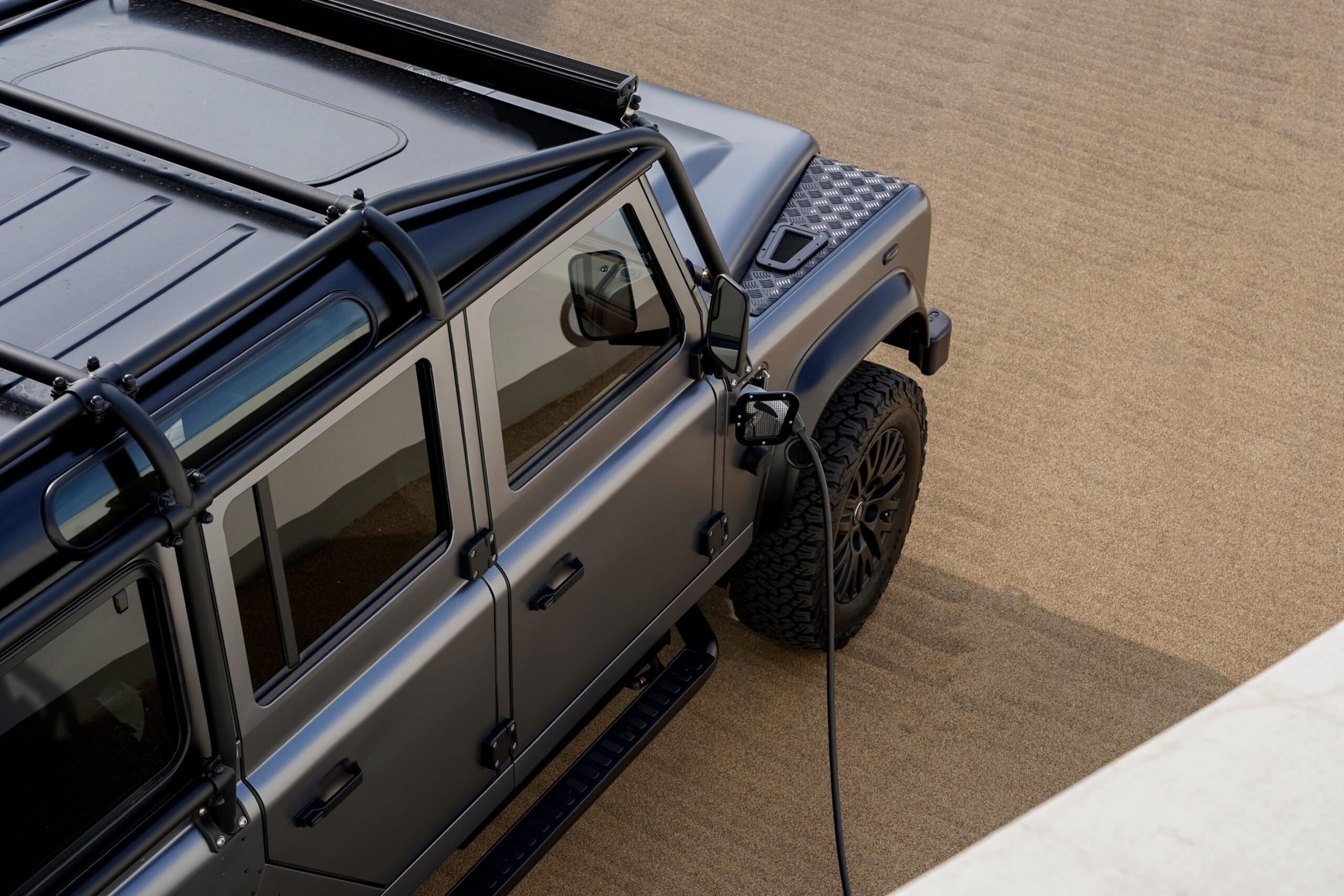 DSC01438electric-defender-thelandrovers-ev-panterra-defender110-customcar-bespoke-exoticcar--scaled