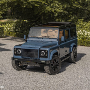 The Landrovers custom build Defender Vesper on the driveway of a big mansion.