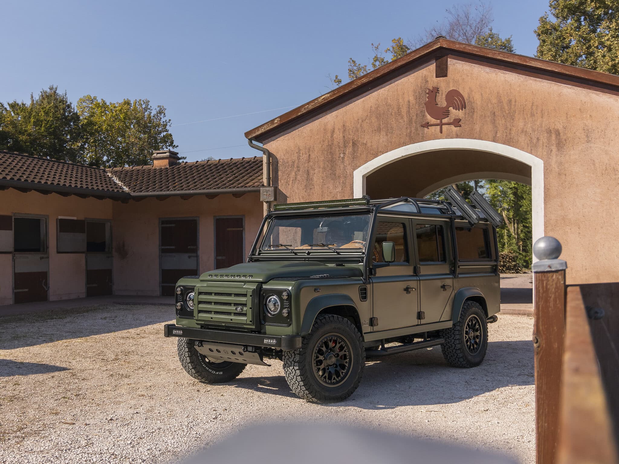 The Landrovers Defender Crigioloti in front of a big porch