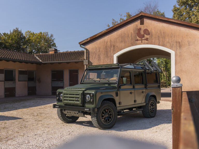 The Landrovers Defender Crigioloti in front of a big porch