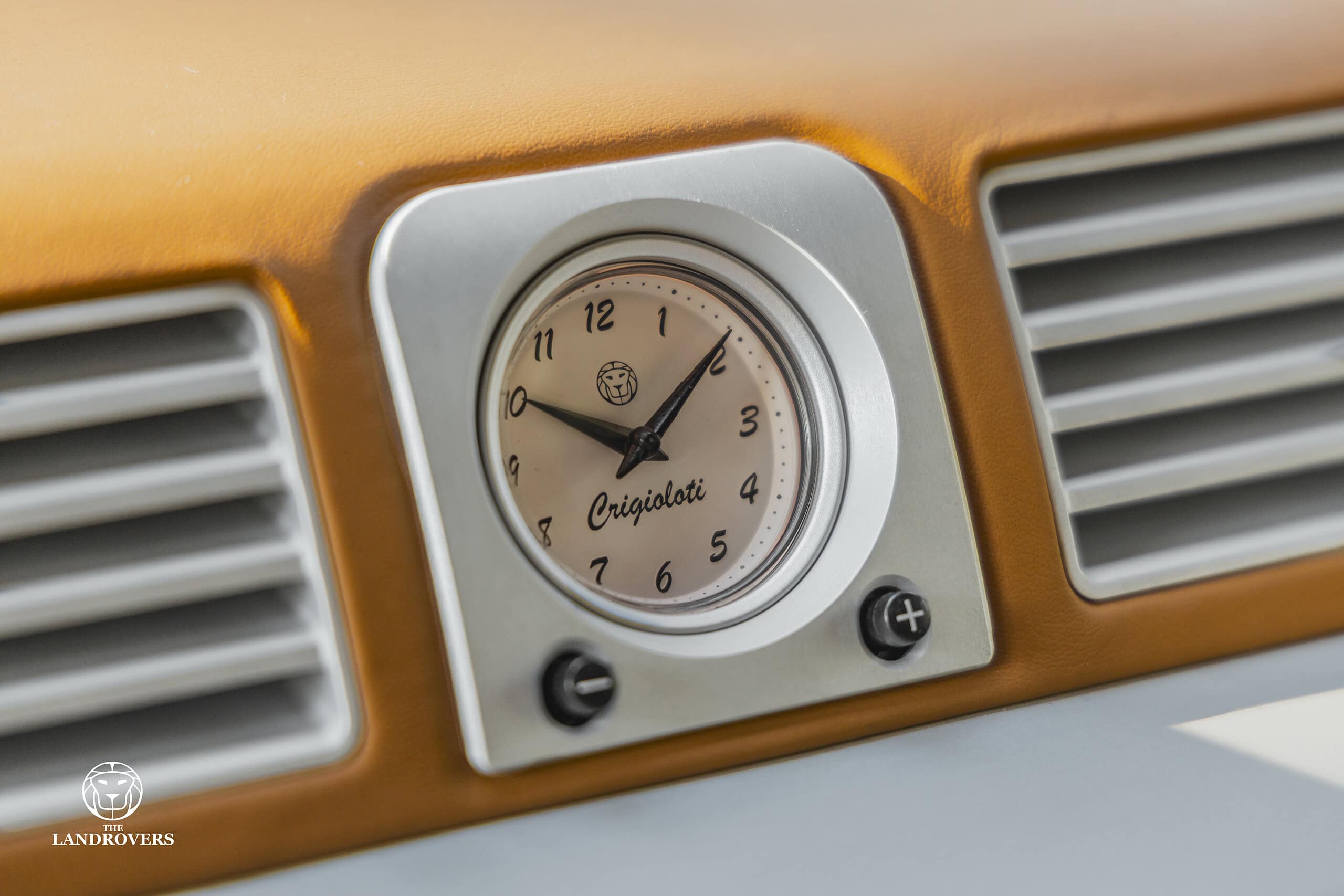 theLandrovers-electricdefender-modifiedcar-electriccar-Land-Rover-custombuild-defenderusa-defender-39-scaled