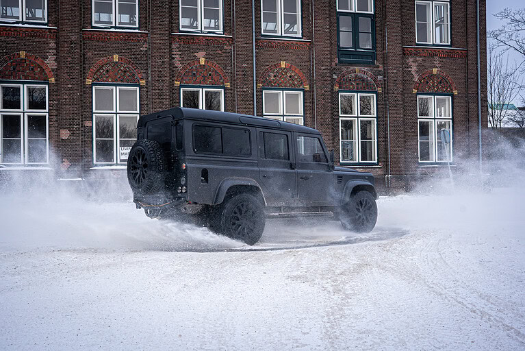 black landrover defender Panterra from The Landrovers in snow doing the Panther Turn tank turn