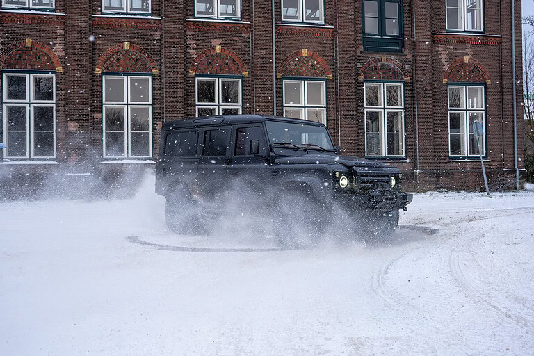 A Land rover Defender panterra showing What a tank turn really is
