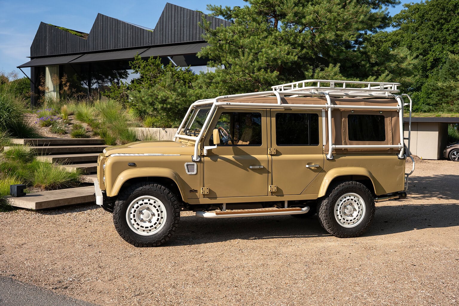 The Landrovers Defender 110 Moose
