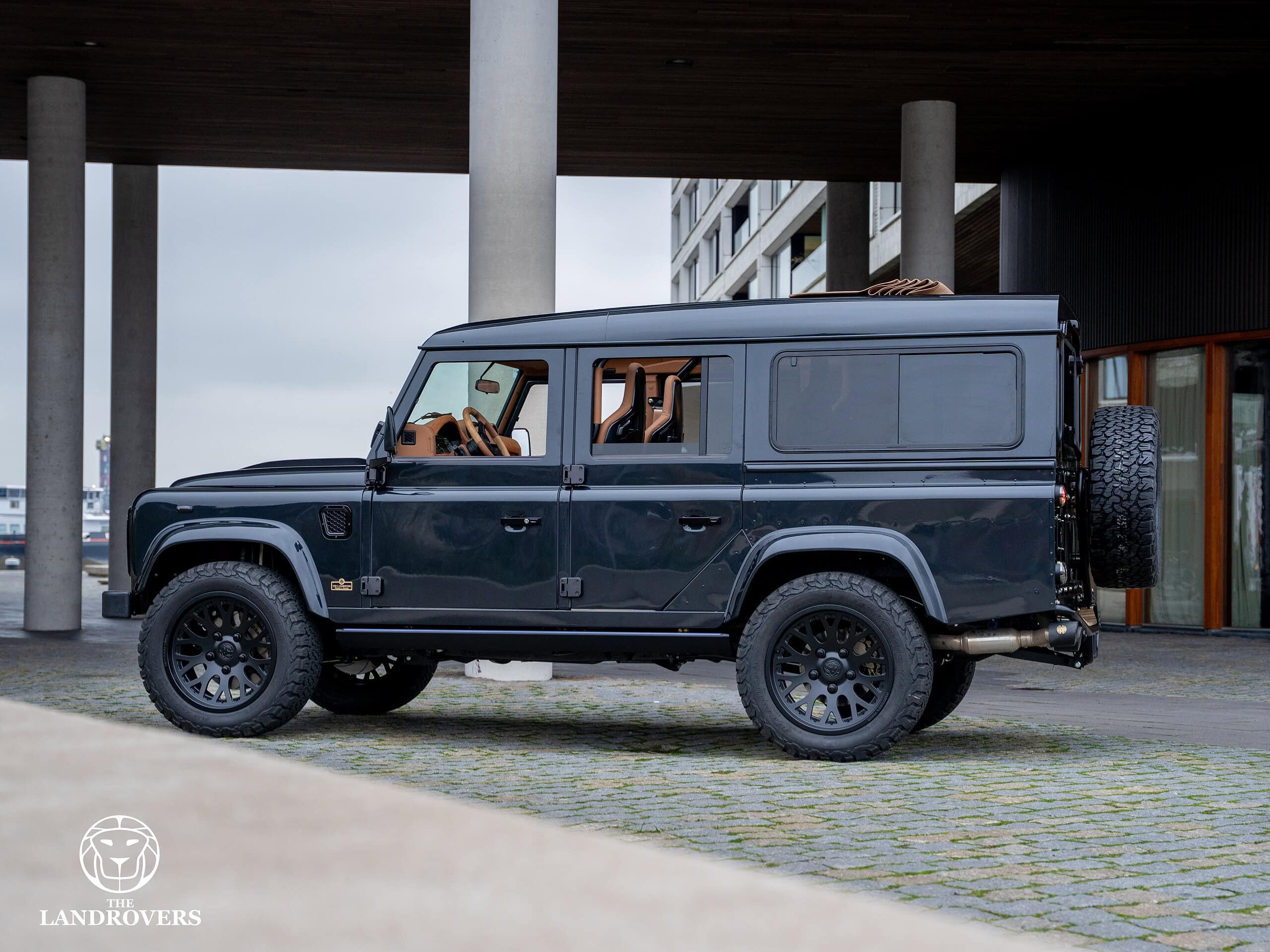 Defender Dan Dan in Dubai - from workshop to skyline - The Landrovers